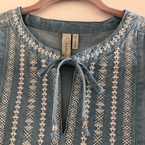 Sleeveless Sahalie shirt.